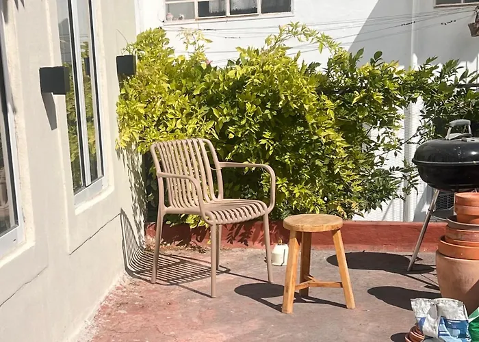 The Founders Residency, Praca Flores