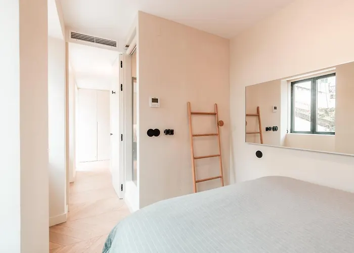 The Founders Residency, Praca Flores