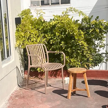 The Founders Residency, Praca Flores